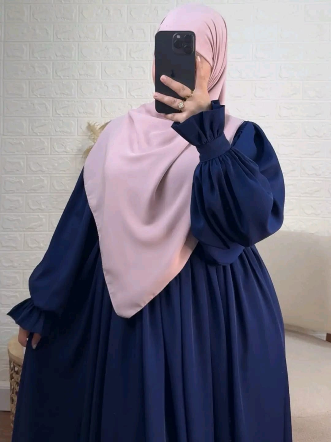 عباية محتشمة وأنيقة