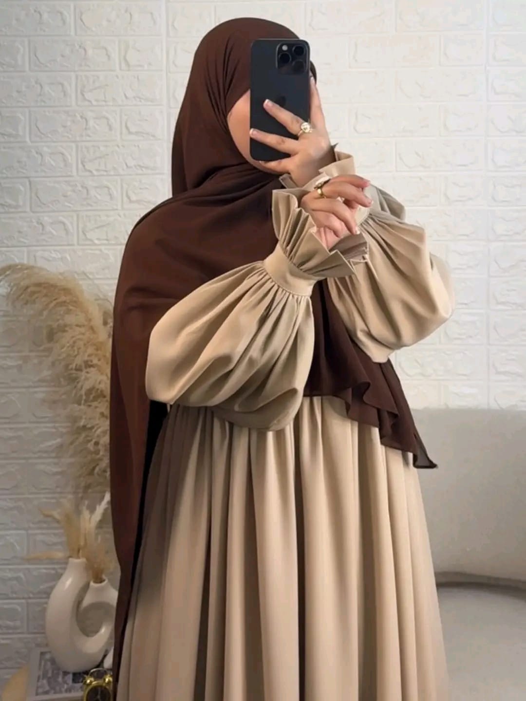 عباية محتشمة وأنيقة