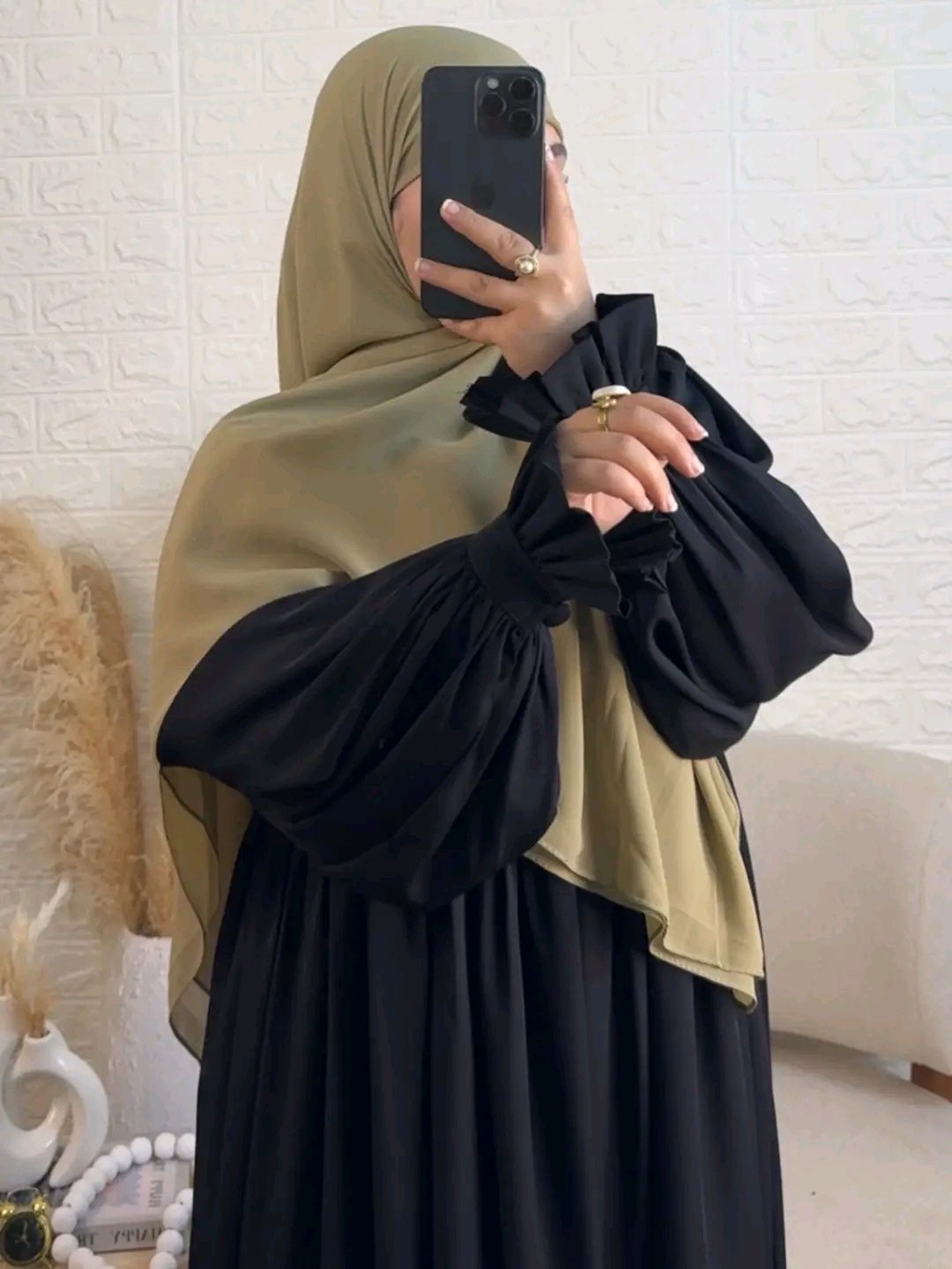 عباية محتشمة وأنيقة